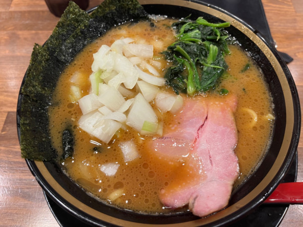 「ラーメン850円＋玉ネギ100円」@王道家直伝 心道家の写真