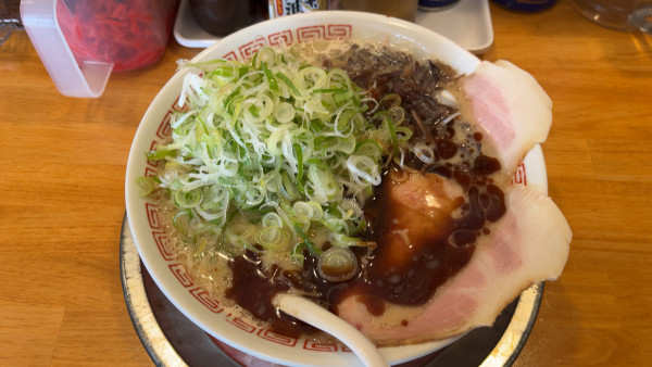 「黒九条ネギとんこつラーメン1060円」@博多豚骨ラーメン 六助の写真