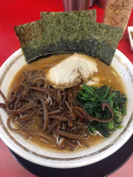 「ラーメン(900円)+きくらげ+バラ」@家系ラーメン王道家直伝 との丸家 松飛台店の写真