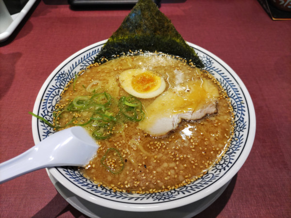 「熟成醤油　白とんこつラーメン803円」@丸源ラーメン 福岡福重店の写真