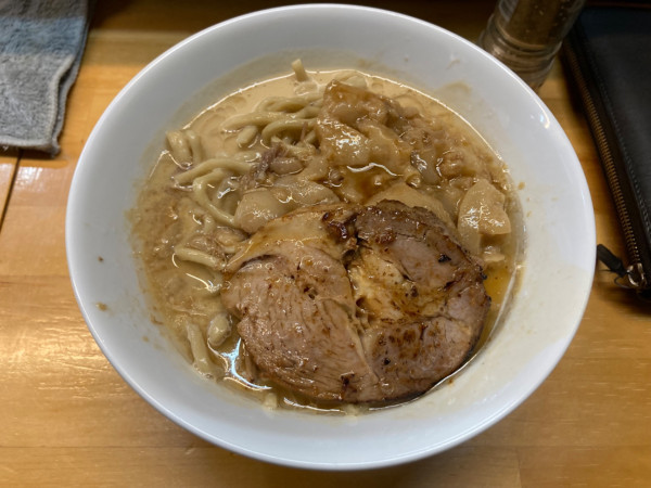 「豚骨醤油ラーメン中盛り1200円」@豚骨ラーメン吟の写真
