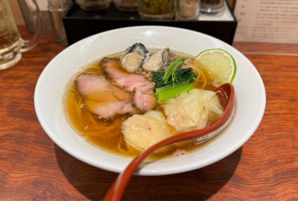 「煮干しそば、牡蠣コンフィ×2、海老ワンタン」@三馬路 東京店の写真