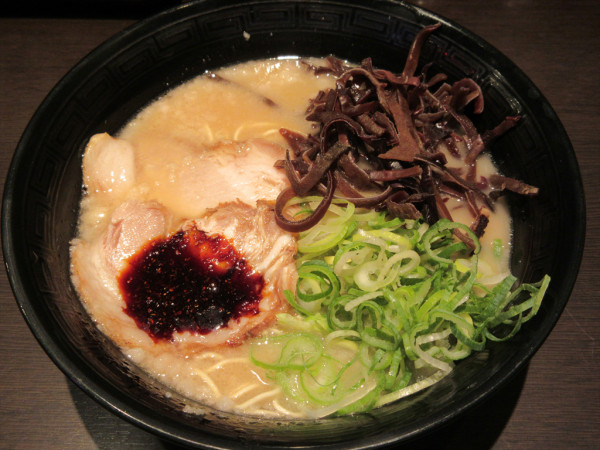 「とんこつラーメン（850円）」@元祖博多中洲屋台ラーメン 一竜 西新宿店の写真