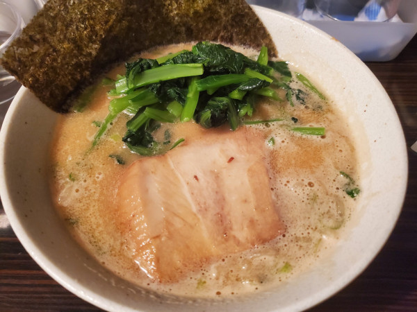 「醤油＋小松菜」@横浜家系ラーメン あかし家の写真