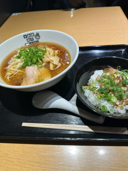 「【中華蕎麦三藤】地鶏とはまぐりの醤油そば 丼セット」@#新宿地下ラーメンの写真