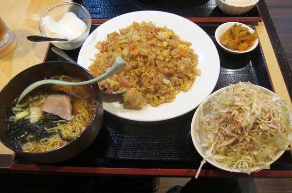 「五目チャーハンの定食　800円＋生野菜サラダ　100円」@花彫酒家の写真