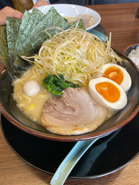 「半チャーハンセット+味玉+白髪ネギ+海苔」@横浜家系ラーメン 一四家の写真
