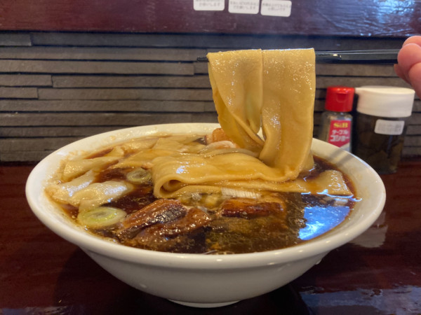 「ワンタンチャーシュウ麺 1450円+スキヤキモドキ」@手打ち 陰日向の写真