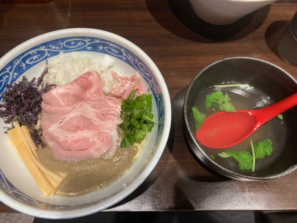 「煮干し油そば」@寿製麺 よしかわ 西台駅前店の写真