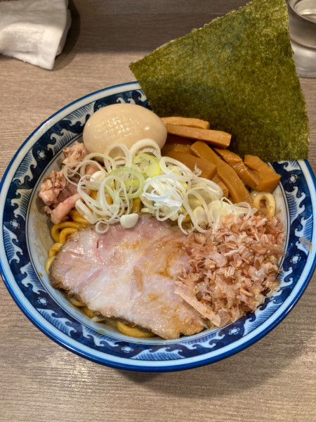 「油そば　燻製味玉子」@兎に角 松戸店の写真