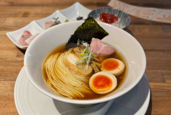 「津軽煮干し中華蕎麦（味玉入り）¥1000、海鮮丼¥500」@酒肴場 屯の写真