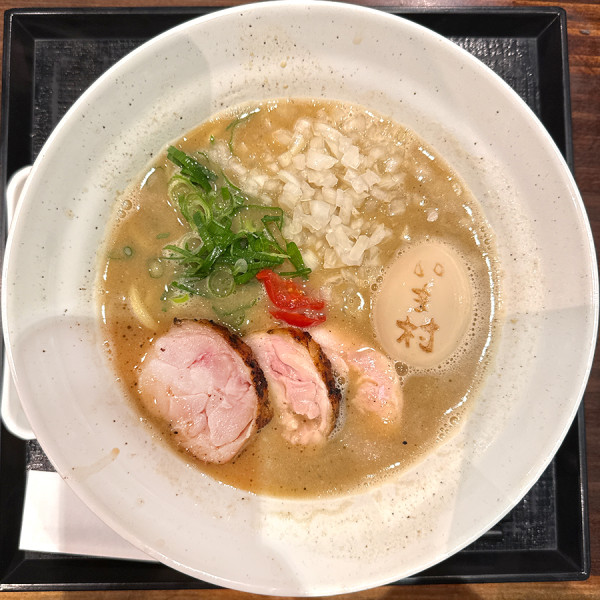 「鶏煮干しらぁめん 醤油＋味玉＋葱多め（玉葱）」@麺や いま村の写真