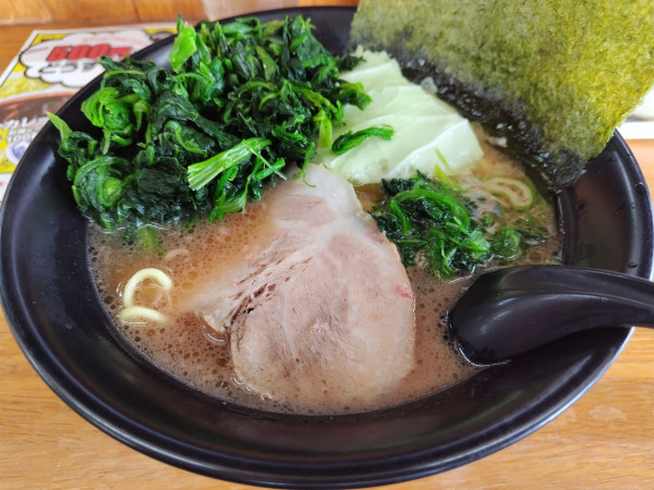 「とんこつ醤油ラーメン　：かため＆あじこめ　※㋗　＋ほうれん草」@横浜ラーメン 萬年家の写真