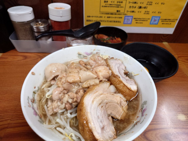 「ラーメン麺半分➕豚1枚➕玉ねぎキムチ➕生卵」@ラーメン二郎 亀戸店の写真