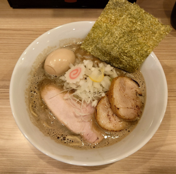 「特製濃厚煮干しそば(醤油、1100円)」@麺屋 なると 上尾店の写真