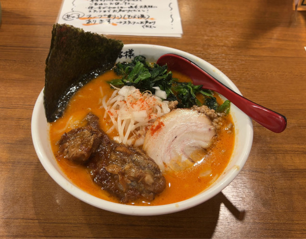 「赤とんこつらーめん なんこつチャーシュー ホウレン草」@らーめん神月の写真