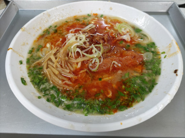 「辛口ホルモン麺+太麺変更」@とん平食堂 柏店の写真