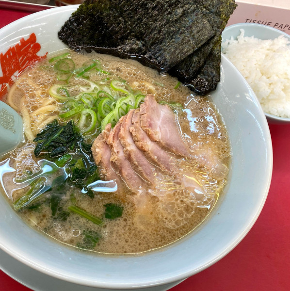 「醤油チャーシュー麺 970円＋半ライス 140円」@ラーメン山岡家 太田店の写真