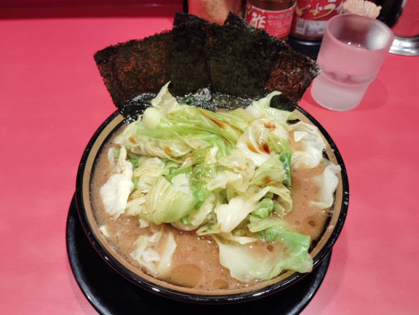 「ラーメン　　　900円　　キャベツ　150円」@環2家 川崎店の写真