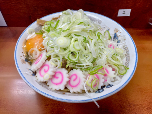 「油そば なると盛 ネギ盛 生玉子」@珍々亭の写真