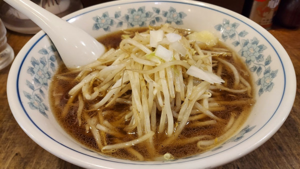 「正油らーめん・太麺あっさり 860円」@味噌らーめんと中華 てつまるの写真