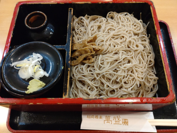 「稲荷 箱そば　９００円」@稲荷蕎麦 萬盛 総本店の写真