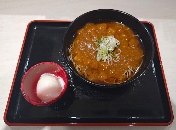「カレーそば+温玉」@名代 富士そば 錦糸町店の写真