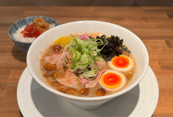 「【限定】青森産なめこと菊の中華蕎麦〜味噌仕立て〜¥1400」@酒肴場 屯の写真