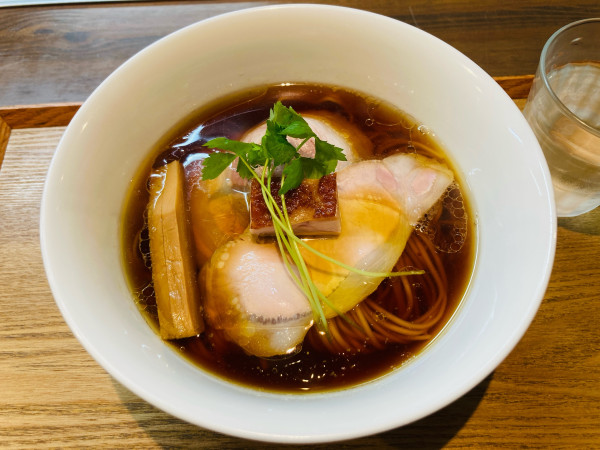 「醤油らぁ麺」@らぁ麺 紫陽花の写真