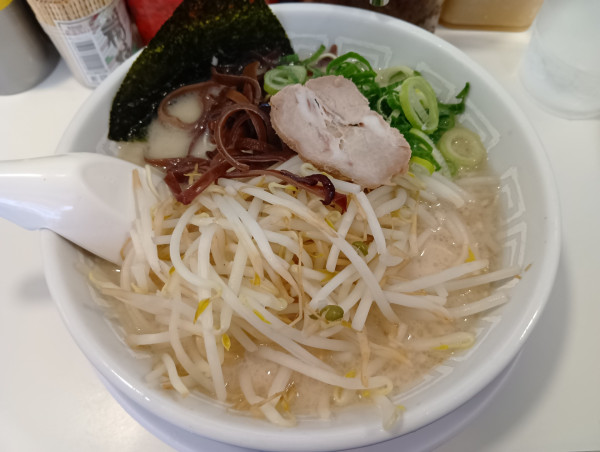「もやしラーメン　替玉×2」@博多天神 新宿東口駅前店の写真