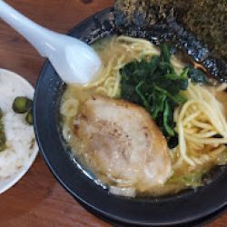 豚骨醤油ラーメン(並)(かため)(無料ライス)(900)
