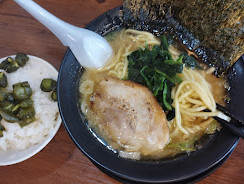 「豚骨醤油ラーメン(並)(かため)(無料ライス)(900)」@横浜家系ラーメン 武骨家 鶴見西口店の写真