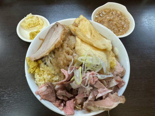 「ラーメン中＋刻みローストポーク、南部せんべい、缶ビール」@ラーメンどでん 大宮店の写真