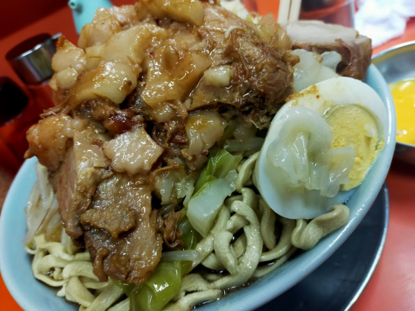 「ラーメン・大盛・生卵（麺硬め・ちょい脂・にんにく）」@ラーメン富士丸 神谷本店の写真