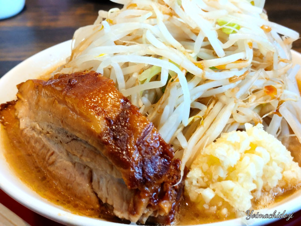 「らーめん（880円）、麺（200ｇ 100円）」@麺と飯 トンじろの写真