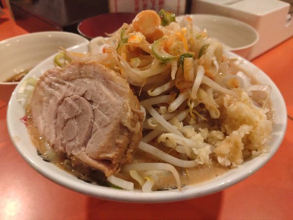 「ミニラーメン（豚一切れ）＋肉カス脂＋玉ネギ＋生卵」@ちばからの写真