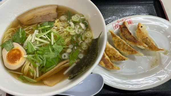 「醤油ラーメン　餃子」@ラーメンガキ大将 谷田部店の写真