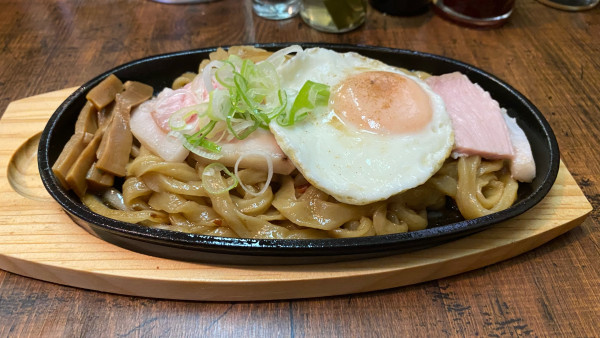 「炒麺 ¥750 目玉焼き ¥100」@神保町炒麺YOSHIの写真