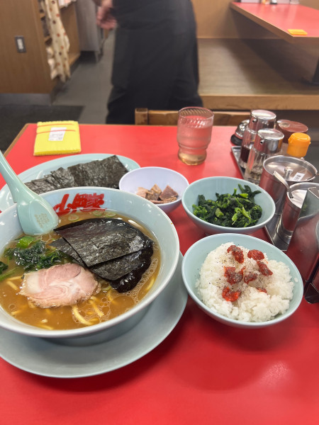 「醤油ラーメン　ほうれん草　海苔」@山岡家 越谷レイクタウン店の写真