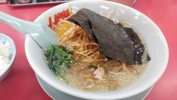 「塩ピリ辛ネギラーメン　コロチャーシュートッピング」@山岡家 松本店の写真