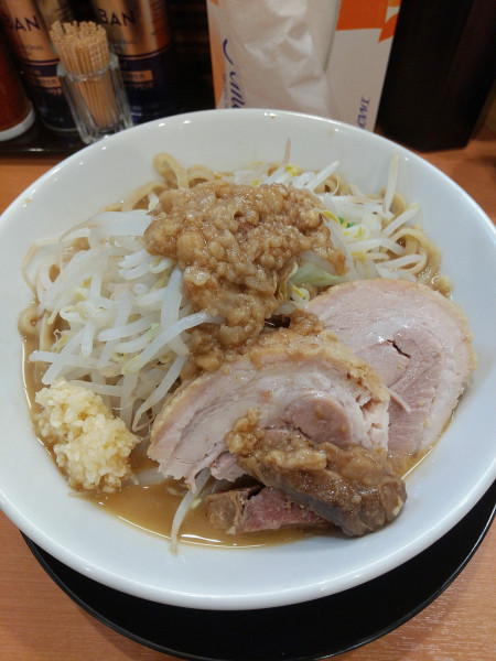 「ラーメン(ニンニク少、ヤサイ少、アブラ並)」@豚のトリコの写真