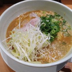 豚骨味噌ラーメン・白髪ねぎトッピング