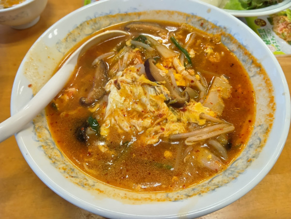 「旨辛菜麺　麺半玉」@ぎょうざの満洲 千川駅前店の写真