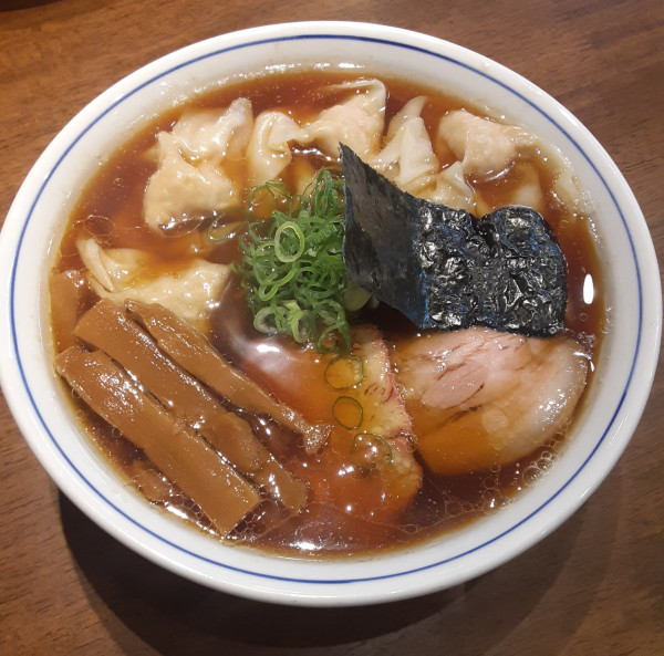 「醤油ワンタンらぁ麺」@らぁ麺 すぎ本の写真