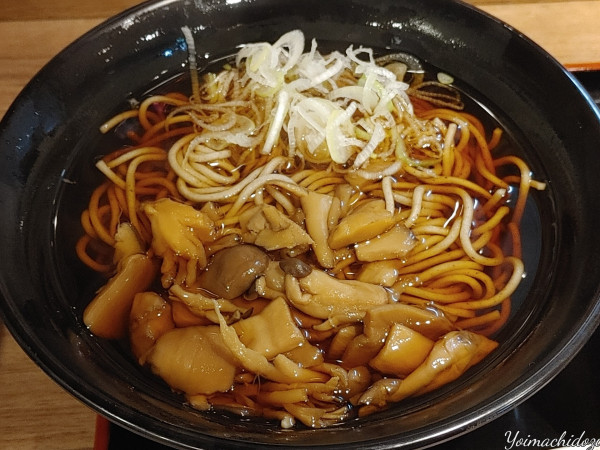 「国産きのこそば(530円)」@そば処中山道 大宮8・9番線店の写真