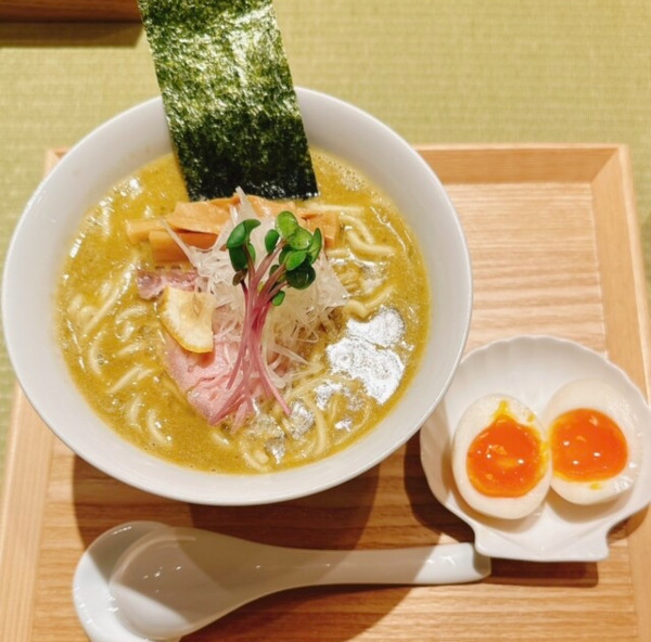 「濃厚牡蠣らぁ麺+貝味玉」@らぁ麺 牡蠣と貝の写真