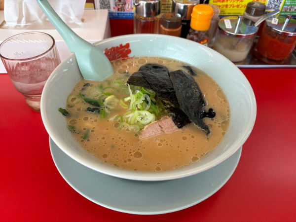 「醤油ラーメン　690円」@ラーメン山岡家 青梅店の写真
