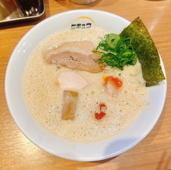 「鶏白湯魚介濃縮らーめん半玉子増し」@ヒキュウの写真