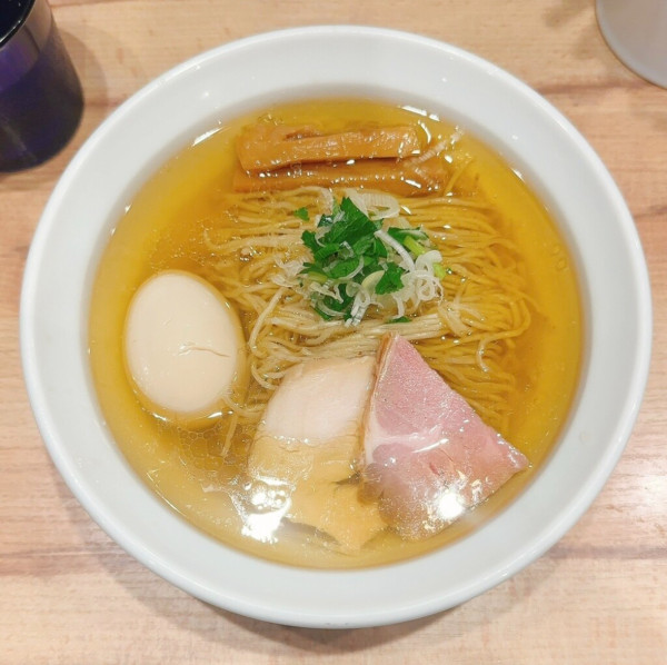 「塩ラーメン+半熟味玉」@麺屋 彩音 ~Sign~の写真