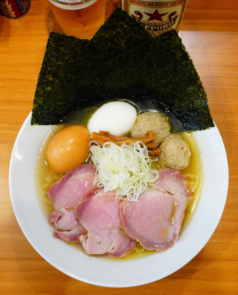 「全部のせ塩らーめん［燻たま］＋塩たまご＋サッポロラガー中瓶」@しののめヌードルの写真